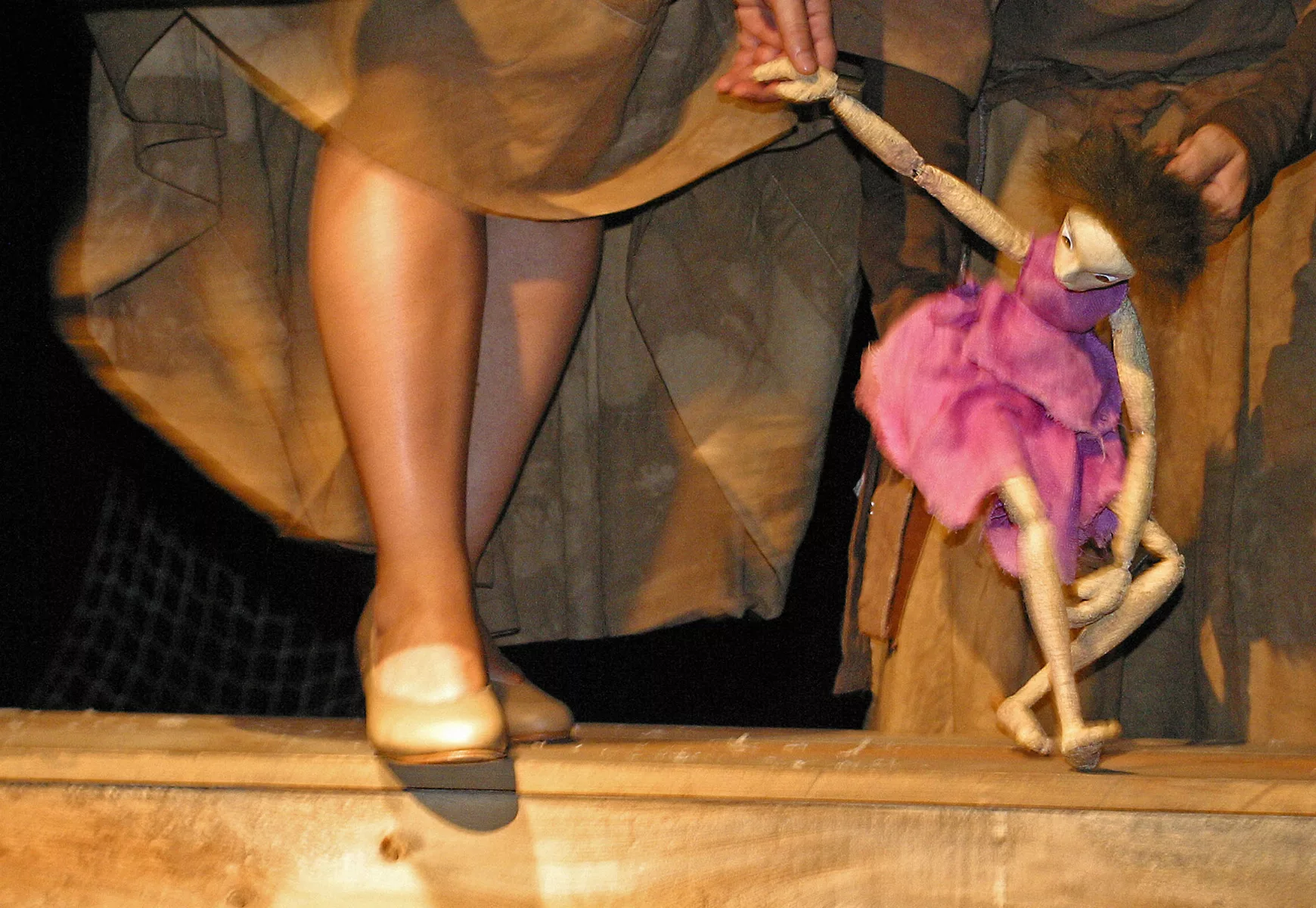 Cargo &mdash; marionnette en robe rose accompagn&eacute;e sur sc&egrave;ne