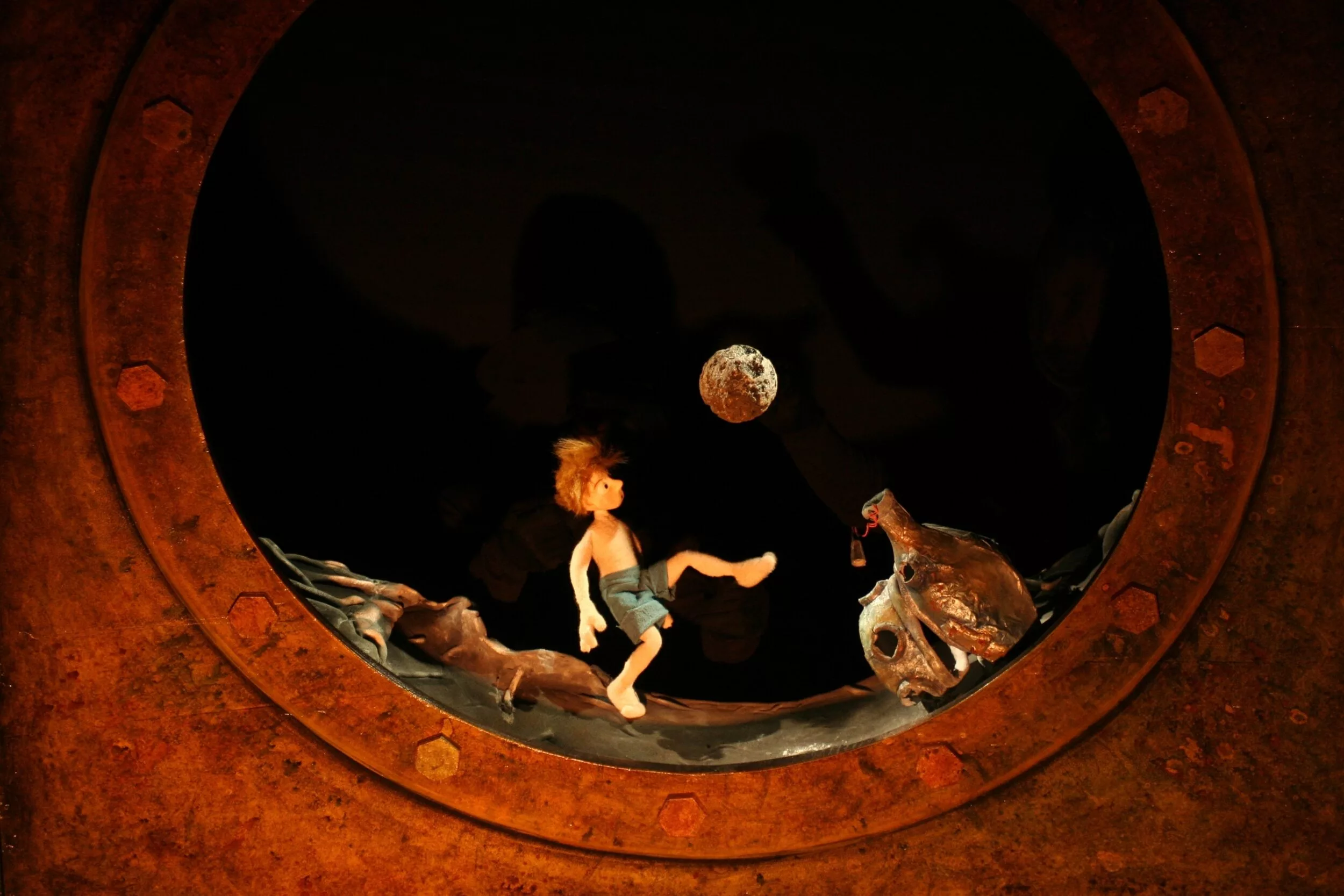Marionnette dans un d&eacute;cor de hublot &eacute;clair&eacute;