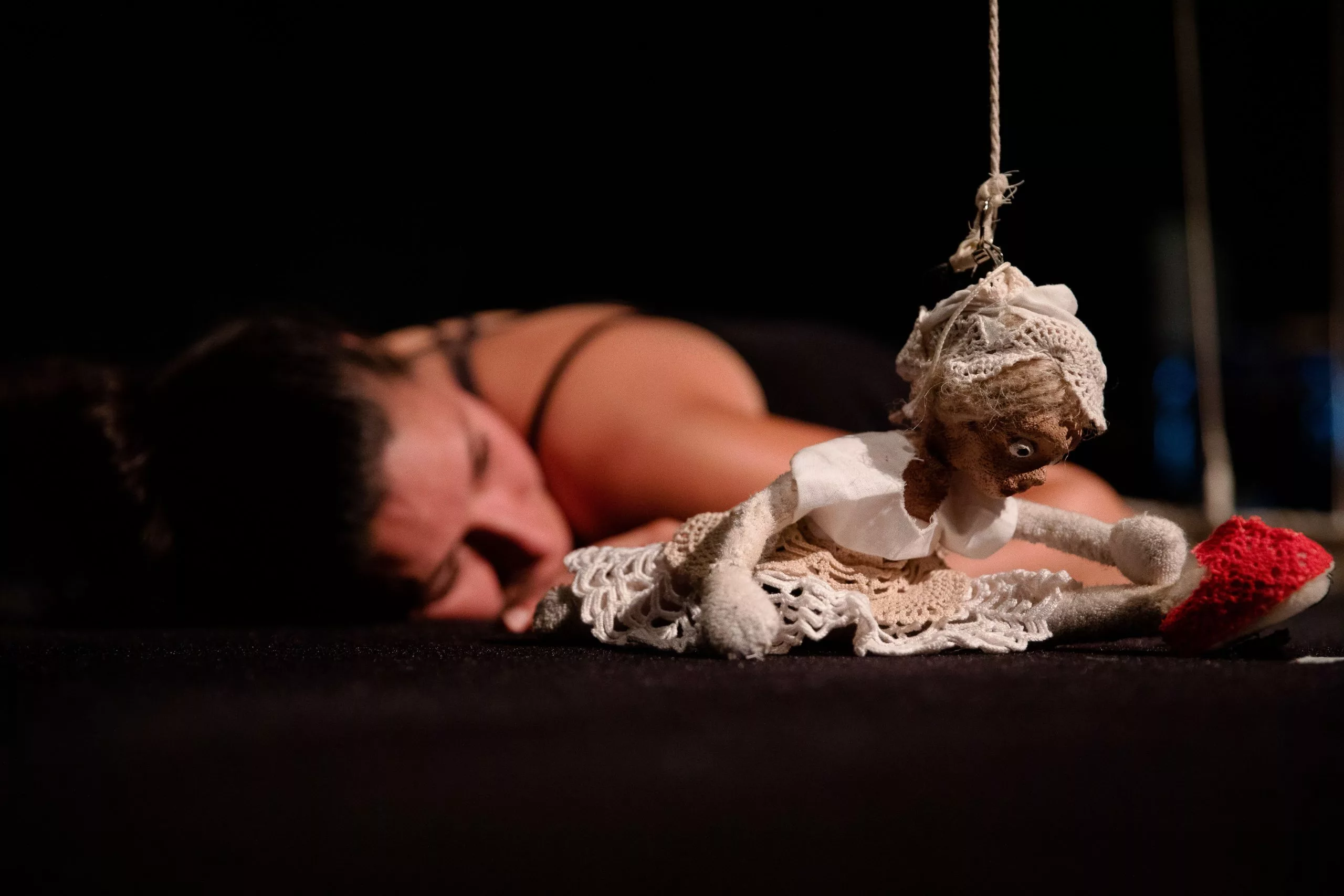 Marionnette de tissu et sa manipulatrice sur sc&egrave;ne